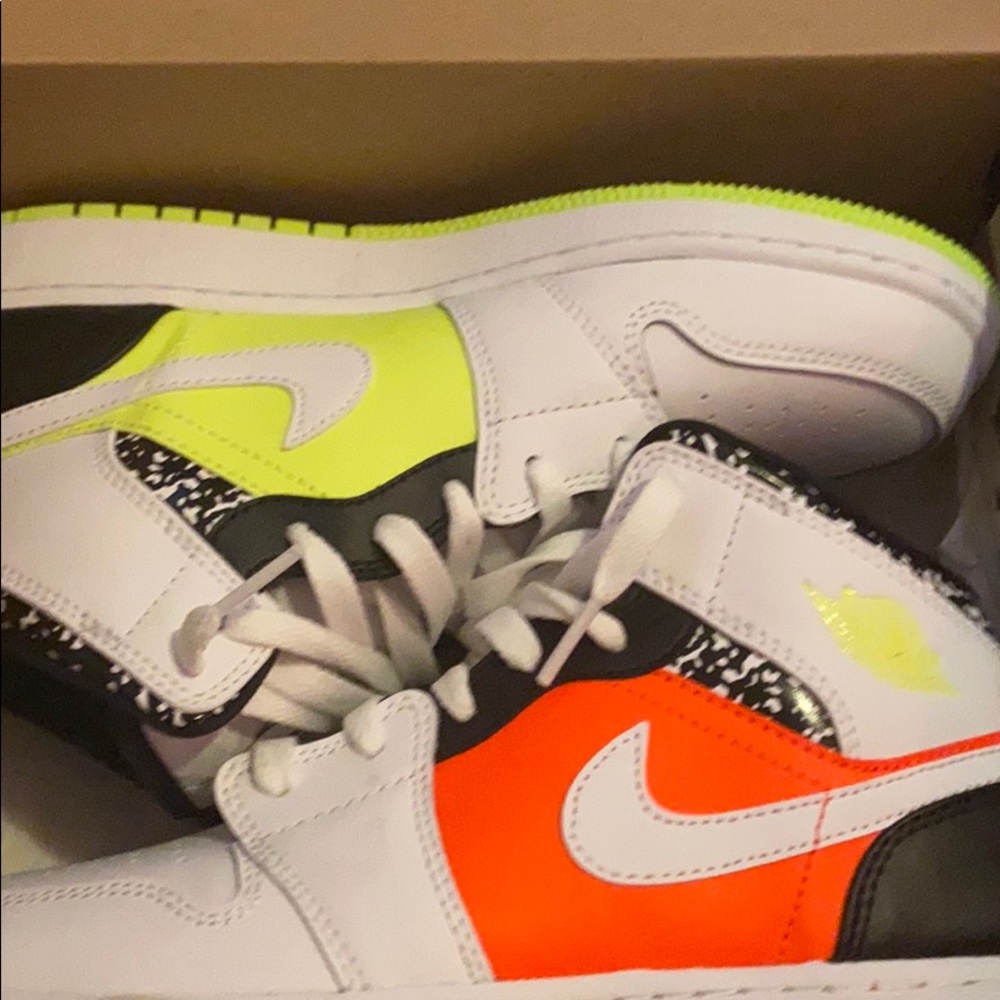 6y grade school jordan retro 1 mid.